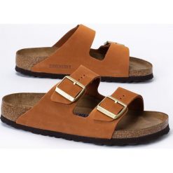Klapki damskie brązowe Birkenstock Arizona SFB. Brązowe klapki Birkenstock, bez wzorów, z materiału, z otwartym noskiem, bez obcasa, bez zapięcia. Za 389.99 zł.
