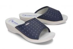 INBLU PL-45 004 granatowy, klapki profilaktyczne damskie. Niebieskie klapki Inblu, bez wzorów, bez obcasa, na koturnie, bez zapięcia. Za 83.99 zł.
