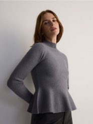 Sweter z baskinką - szary. Szare swetry Reserved, l, bez wzorów, z dzianiny, bez ramiączek. W wyprzedaży za 89.99 zł.