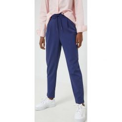 Only spodnie damskie kolor granatowy proste high waist. Niebieskie spodnie materiałowe ONLY, bez wzorów, z dzianiny, z podwyższonym stanem. Za 189.99 zł.