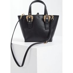 Torebka VERSACE JEANS COUTURE. Czarne torebki klasyczne Versace Jeans Couture, bez wzorów, z jeansu, klasyczne, bez dodatków. Za 759.00 zł.