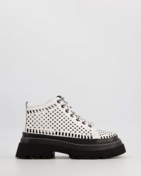 SPORTOWE BOTKI 003901 WHITE. Białe botki Venezia, bez wzorów, ze skóry, sportowe, bez obcasa, bez zapięcia. Za 389.00 zł.