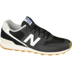 Czarne Buty New Balance W WR996WF. Czarne buty treningowe New Balance, bez wzorów, z materiału, bez zapięcia. W wyprzedaży za 349.00 zł.