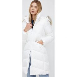 Calvin Klein kurtka puchowa damska kolor biały zimowa. Białe kurtki Calvin Klein, na zimę, l, bez wzorów, z puchu, bez kaptura. W wyprzedaży za 1,079.90 zł.