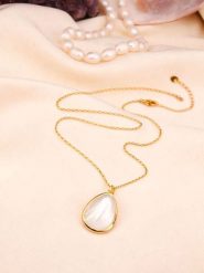 Pierres delicates Pozłacany naszyjnik z zawieszką - dł. 45 cm rozmiar: onesize. Białe naszyjniki Pierres delicates, z materiału, z perłą, pozłacane. Za 84.21 zł.