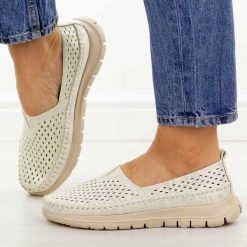 Beżowe ażurowe półbuty damskie Sergio Leone Mk099H. Brązowe półbuty wsuwane Sergio Leone, na lato, w ażurowe wzory, z jeansu, casualowe, z okrągłym noskiem, bez obcasa, na płaskiej podeszwie. Za 149.00 zł.