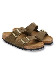 Birkenstock Klapki "Arizona" w kolorze khaki rozmiar: 36. Brązowe klapki Birkenstock, bez wzorów, ze skóry, klasyczne, z otwartym noskiem, bez obcasa, bez zapięcia. Za 357.17 zł.