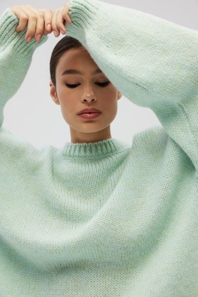 Sweter oversize z bufiastymi rękawami w kolorze FROSTY MINT - RIVERO. Zielone swetry Marsala, na lato, bez wzorów, z wełny, bez ramiączek. Za 249.90 zł.