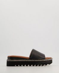 SKÓRZANE KLAPKI NA PLATFORMIE W KOLORZE CZARNYM 0137104D 01 BLAC. Czarne klapki Venezia, bez wzorów, ze skóry, bez obcasa, na platformie, bez zapięcia. Za 349.00 zł.