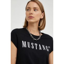 Mustang t-shirt bawełniany kolor czarny. Czarne t-shirty Mustang, s, bez wzorów, z bawełny, bez kołnierzyka, bez ramiączek. Za 69.99 zł.