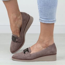 Khaki zamszowe półbuty damskie na koturnie Potocki 12319. Brązowe półbuty wsuwane POTOCKI, na jesień, z aplikacjami, z zamszu, klasyczne, bez obcasa, na koturnie. Za 159.00 zł.