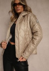 Ciemnobeżowa Kurtka z Kapturem Pikowaniem i Naszywką Rilamea. Brązowe kurtki Renee, l, z aplikacjami, z jeansu, eleganckie, z kapturem. Za 129.99 zł.