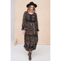 Sukienka Kirra BS Etno. Czarne sukienki blue shadow, na imprezę, s, bez wzorów, z koronki, boho, bez kołnierzyka, bez ramiączek, rozkloszowane. W wyprzedaży za 219.95 zł.