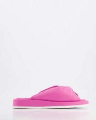 RÓŻOWE KLAPKI SKÓRZANE 3539ILVI1 FUXIA. Czerwone klapki Venezia, bez wzorów, ze skóry, bez obcasa, bez zapięcia. Za 159.00 zł.