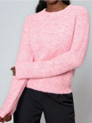 Sweter o grubym splocie z domieszką wełny - różowy. Czerwone swetry Sinsay, l, bez wzorów, z wełny, bez ramiączek. Za 59.99 zł.