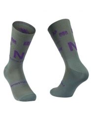 Skarpety rowerowe NORTHWAVE Type Sock szaro fioletowy. Fioletowe skarpetki Northwave, bez wzorów, z dzianiny. Za 39.00 zł.
