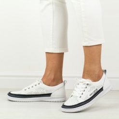 Białe skórzane półbuty damskie Jezzi 4636. Białe półbuty wsuwane Jezzi, na jesień, bez wzorów, ze skóry, eleganckie, bez obcasa. Za 209.00 zł.