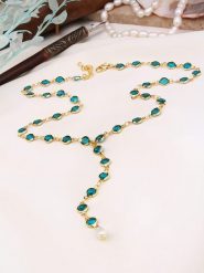 Pierres de Jade Pozłacany naszyjnik z elementami ozdobnymi - dł. 55 cm rozmiar: onesize. Niebieskie naszyjniki Pierres de Jade, z materiału, z kryształem, pozłacane. Za 74.46 zł.