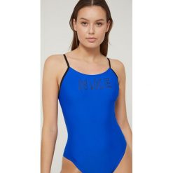 Nike jednoczęściowy strój kąpielowy Cutout miękka miseczka. Niebieskie stroje jednoczęściowe Nike, bez wzorów, ze skóry. Za 219.99 zł.