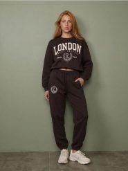 Bluza crewneck z napisem London - brązowy. Brązowe bluzy bez kaptura Sinsay, l, bez wzorów, bez kaptura, do biegania. Za 39.99 zł.