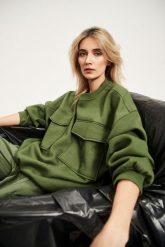 Bluza z dużymi kieszeniami i wiązaniem w pasie khaki. Brązowe bluzy MOODO, s, bez wzorów, bez ramiączek, bez kaptura. W wyprzedaży za 35.99 zł.