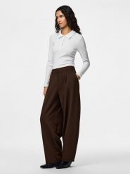 Pieces Spodnie chino w kolorze brązowym rozmiar: XS. Brązowe chinosy Pieces, xs, bez wzorów. Za 151.42 zł.