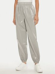 Guess Spodnie dresowe V5RB09 WGUJ0 Szary Regular Fit. Szare spodnie dresowe Guess, z aplikacjami, z dresówki. Za 299.99 zł.