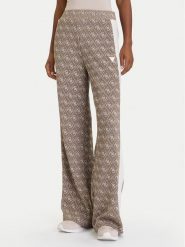 Guess Spodnie dresowe V5BB15 K1990 Brązowy Relaxed Fit. Brązowe spodnie dresowe Guess, z aplikacjami, z dresówki. Za 419.99 zł.