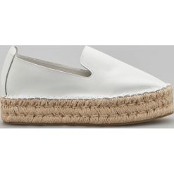 Skórzane espadryle - Biały. Espadryle marki Reserved. Za 159.99 zł.