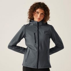 Damska 3-warstwowa kurtka softshell z kapturem Venturer z nadrukiem. Szare kurtki przejściowe sportowe Regatta, na zimę, bez wzorów, z softshellu, z kapturem, trekkingowe. Za 269.99 zł.