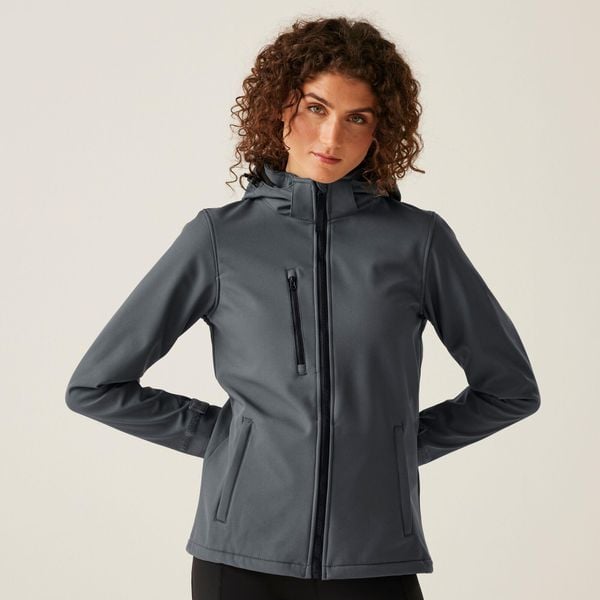 Damska 3-warstwowa kurtka softshell z kapturem Venturer z nadrukiem. Szare kurtki przejściowe sportowe Regatta, na zimę, bez wzorów, z softshellu, z kapturem, trekkingowe. Za 269.99 zł.