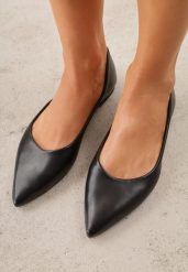 Czarne Balerinki ze Szpiczastymi Noskami w Eleganckim Stylu Lagenaria. Czarne baleriny Renee, bez wzorów, z jeansu, eleganckie, ze szpiczastym noskiem, bez obcasa, bez zapięcia. Za 59.99 zł.