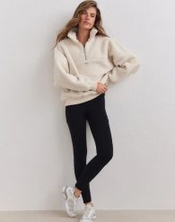 Damskie legginsy ocieplane z kieszeniami czarne. Czarne legginsy AIM'N, bez wzorów, z elastanu, klasyczne, długie. Za 389.00 zł.