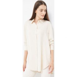 Calvin Klein koszula damska kolor beżowy relaxed z kołnierzykiem klasycznym. Brązowe koszule Calvin Klein, bez wzorów, z tkaniny, klasyczne, bez kołnierzyka, bez ramiączek. W wyprzedaży za 399.99 zł.