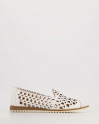 AŻUROWE BALERINY 9604840 WHITE. Białe baleriny Venezia, w ażurowe wzory, ze skóry, bez obcasa, bez zapięcia. Za 229.00 zł.
