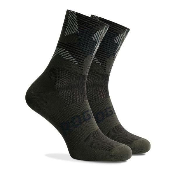 Skarpetki rowerowe Rogelli Camo. Zielone skarpetki Rogelli, bez wzorów, z elastanu. Za 36.00 zł.
