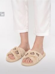 Pluszowe kapcie z haftem w misie - brązowy. Brązowe kapcie Sinsay, bez wzorów. Za 25.99 zł.