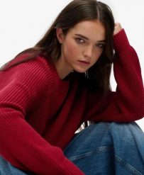 Superdry Luźny żeberkowany sweter Relaxed Bordeaux Red. Czerwone swetry Superdry, uniwersalny, z aplikacjami, z bawełny, eleganckie, bez ramiączek. Za 275.85 zł.