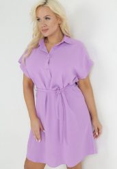 Fioletowa Koszulowa Sukienka z Krótkim Rękawem i Wiązaniem w Pasie Mistie. Fioletowe sukienki Born2be, na imprezę, plus size, bez wzorów, z materiału, bez kołnierzyka, plus size, bez ramiączek, midi, koszulowe. W wyprzedaży za 63.74 zł.