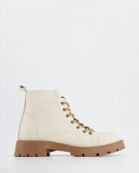 BEŻOWE BOTKI DAMSKIE D22KB-1380 BEIGE. Brązowe botki Venezia, bez wzorów, ze skóry, bez obcasa, bez zapięcia. Za 359.00 zł.