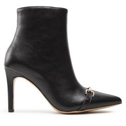 Botki DeeZee. Czarne botki DeeZee, bez wzorów, bez obcasa, na szpilce, bez zapięcia. Za 149.99 zł.