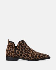 BRĄZOWE BOTKI Z KRÓTKĄ CHOLEWKĄ K015LEBROBB037. Brązowe botki Venezia, bez wzorów, ze skóry, bez obcasa, bez zapięcia. Za 479.00 zł.