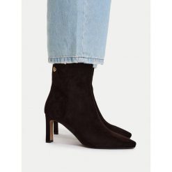 Botki Nine West. Brązowe botki Nine West, bez wzorów, bez obcasa, na słupku, bez zapięcia. Za 329.99 zł.