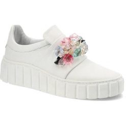 Białe Półbuty Damiss Wygodne Skórzane Buty Damskie. Białe półbuty wsuwane DAMISS, bez wzorów, ze skóry, eleganckie, bez obcasa, na platformie. Za 289.00 zł.