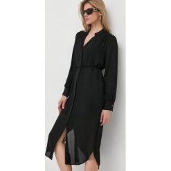 BOSS sukienka kolor czarny midi prosta. Czarne sukienki Boss, na co dzień, bez wzorów, z materiału, bez kołnierzyka, bez ramiączek, maxi, proste. W wyprzedaży za 1,349.90 zł.