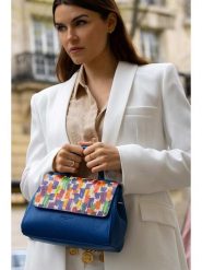 Victor & Hugo Paris Skórzana torebka "Amalia" w kolorze niebieskim ze wzorem - 24 x 17 x 10 cm rozmiar: onesize. Niebieskie torebki klasyczne Victor & Hugo Paris, bez wzorów, z materiału, przez ramię, bez dodatków. Za 339.99 zł.