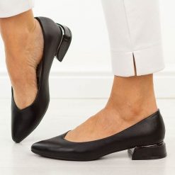 Czarne czółenka damskie na obcasie Vinceza 62280. Czarne czółenka VINCEZA, na lato, bez wzorów, ze skóry, eleganckie, bez obcasa, na obcasie, bez zapięcia. Za 169.00 zł.