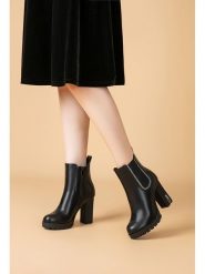 Foreverfolie Botki w kolorze czarnym rozmiar: 37. Czarne botki Foreverfolie, bez wzorów, eleganckie, bez obcasa, bez zapięcia. Za 154.95 zł.