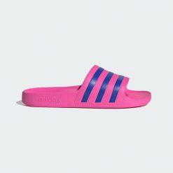 Klapki adilette Aqua. Czerwone klapki adidas, bez wzorów, sportowe, bez obcasa, bez zapięcia. Za 99.95 zł.