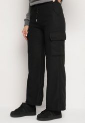 Czarne Ocieplane Spodnie Dresowe z Wysokim Stanem o Szerokim Kroju Cargo Sevinia. Czarne jeansy Born2be, bez wzorów, z dresówki, eleganckie, z podwyższonym stanem. W wyprzedaży za 46.74 zł.